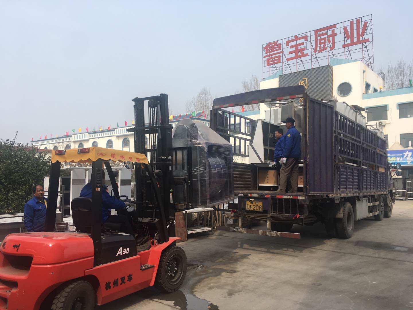 魯寶廚業“南京紫金江寧小學餐廳設施設備”項目提供的廚房設備發貨